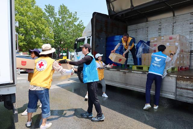 21일 전북 익산에 위치한 나바위성당에서 SPC 임직원들이 폭우 피해지역에 지원할 구호물품을 전달하고 있다사진SPC