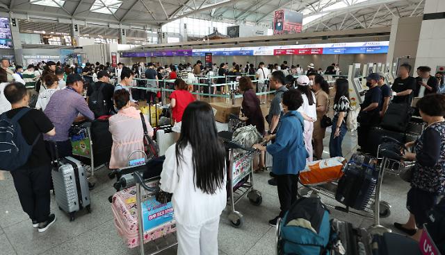 Hành khách đang xếp hàng làm thủ tục khởi hành tại Nhà ga số 1 của Sân bay Quốc tế Incheon vào sáng ngày 2072023 ẢnhYonhap News