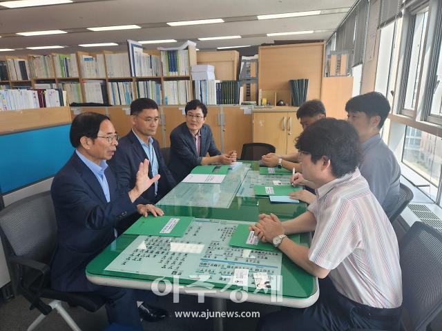 심민 임실군수맨 왼쪽가 환경부를 찾아 임실 공공하수처리시설 하수처리수 재이용134억원에 대한 국가예산 반영의 필요성을 설명하고 있다사진임실군