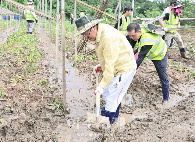 대구광역시는 수해로 어려움을 겪고 있는 경북 예천군 감천면에서 7월 24일부터 3일간 자원봉사에 나서며 홍준표 대구시장이 농가에서 삽질하며 농가에 재활을 도왔다 사진대구시 