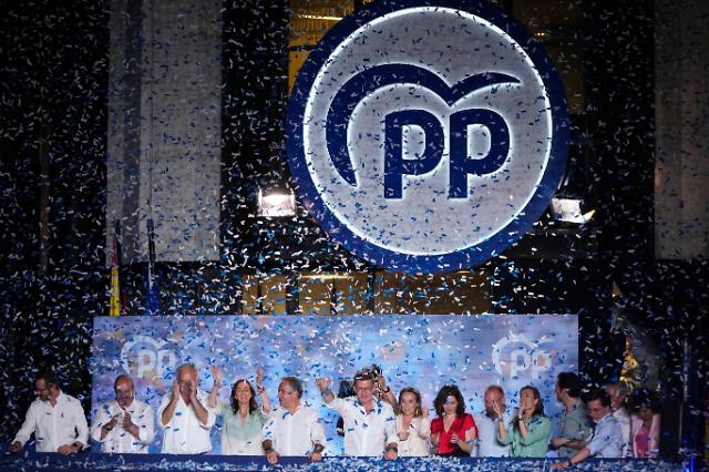 Alberto Feijoo center leader of the mainstream conservative Popular Party gestures to supporters outside the party headquarters following Spains general election in Madrid Monday July 24 2023 Spains conservative Popular Party is set to narrowly win the countrys national election but without the majority needed to topple the coalition government of Socialist Prime Minister Pedro Snchez AP PhotoManu Fernandez2023-07-24 082635
저작권자 ⓒ 1980-2023 ㈜연합뉴스 무단 전재 재배포 금지Copyright 2023 The Associated Press All rights reserved