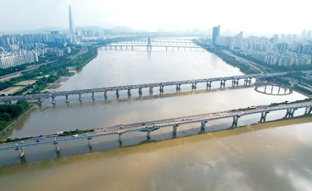 지난 19일 서울 광진교 천호대교 인근 한강이 흙탕물로 변해있다 사진연합뉴스