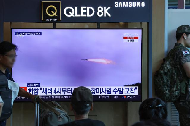 Người dân đang xem tin tức liên quan đến vụ Triều Tiên phóng tên lửa hành trình ra Biển Tây vào sáng ngày 227 tại phòng chờ của Nhà ga Seoul ẢnhYonhap News