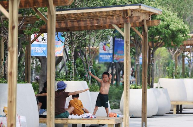 전국적으로 무더운 날씨를 보인 지난 20일 오후 서울 광화문광장에서 한 어린이가 춤을 추고 있다 사진연합뉴스