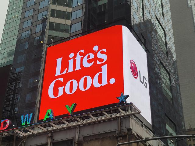 새롭게 단장한 LG전자 브랜드 슬로건 영상이 미국 뉴욕 타임스스퀘어 전광판에서 상영되고 있다사진LG전자