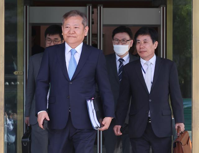 변론 마친 이상민 행안부 장관
    서울연합뉴스 류영석 기자  이상민 행정안전부 장관이 9일 오후 서울 헌법재판소에서 열린 탄핵 심판 사건 첫 변론 기일을 마친 뒤 법정을 나서고 있다 202359
    ondolynacokr2023-05-09 162308
저작권자 ⓒ 1980-2023 ㈜연합뉴스 무단 전재 재배포 금지저작권자 ⓒ 1980-2023 ㈜연합뉴스 무단 전재 재배포 금지