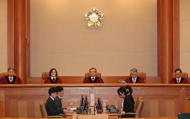 이상민 행정안전부 장관 탄핵 심판 선고
    서울연합뉴스 박동주 기자  유남석 헌법재판소장과 헌법재판관들이 25일 서울 종로구 헌법재판소 대심판정에서 이태원 참사 부실 대응 관련 이상민 행정안전부 장관에 대한 탄핵 심판 선고를 위해 착석해 있다 2023725 공동취재
    pdj6635ynacokr2023-07-25 145800
저작권자 ⓒ 1980-2023 ㈜연합뉴스 무단 전재 재배포 금지저작권자 ⓒ 1980-2023 ㈜연합뉴스 무단 전재 재배포 금지