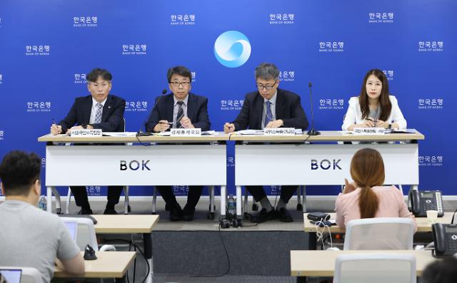 Shin Seung-cheol thứ hai từ trái sang Cục trưởng Cục Thống kê Kinh tế của Ngân hàng Hàn Quốc BoK trình bày báo cáo về tốc độ tăng trưởng kinh tế quý II2023 của Hàn Quốc vào sáng 2572023 ẢnhYonhap News