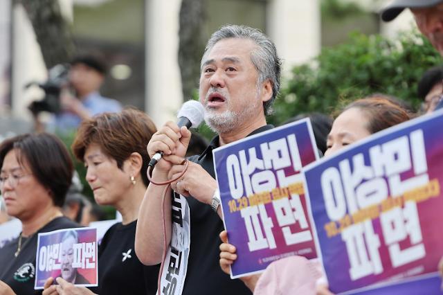 이정민 1029 이태원 참사 유가족협의회 대표 직무대행을 비롯한 이태원 참사 유가족들이 25일 오후 서울 종로구 헌법재판소에서 열린 이상민 행정안전부 장관 탄핵 심판을 마친 후 법정을 나서고 있다 20230725사진유대길 기자 dbeorlf123ajunewscom