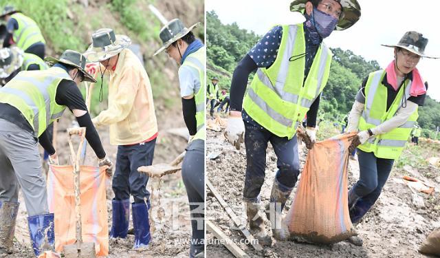 7월 25일 대구광역시 소속 공무원 300명이 경북 예천군 감천면에서 농가 복구에 한창이나 홍준표 시장과 정장수 본부장의 복장 모습이 대조적이다 사진대구시 