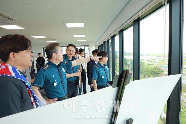 윤희근 경찰청장왼쪽 두 번째이 부안군 잼버리 현장을 찾아 안전대책 등을 점검하고 있다사진전북경찰청