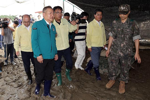 이상민 행정안전부 장관이 25일 오후 충남 청양군 집중호우 피해지역을 방문하여 피해복구 상황을 점검하고 있다사진행안부