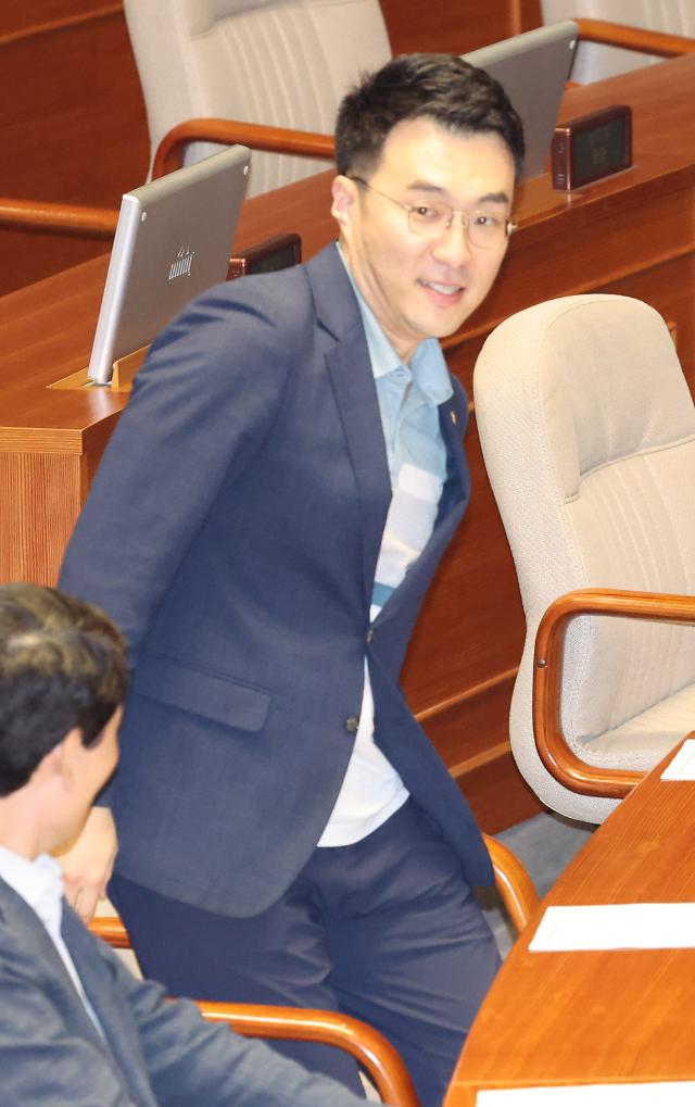 김남국 무소속 의원이 지난 18일 오후 서울 여의도 국회에서 열린 본회의에 참석하고 있다 사진연합뉴스