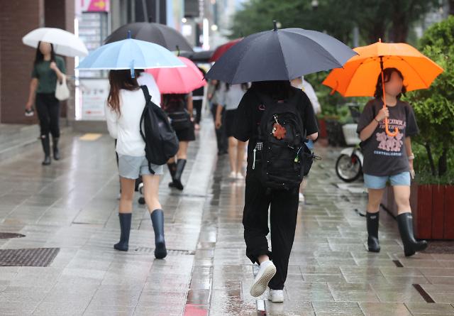 지난 11일 오전 서울 강남구 강남역 인근에 갑자기 소나기가 내리자 시민들이 우산을 쓰고 걸어가고 있다 사진연합뉴스