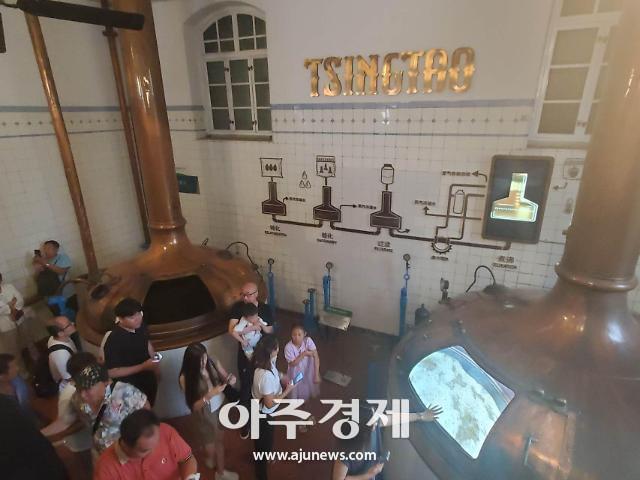 칭다오 맥주박물관에 전시된 옛 독일식 맥주 제조기계 분쇄한 맥아에 따뜻한 물을 넣고 당화하는 기계다  사진배인선 기자