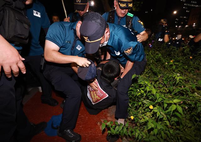 야간 집회 강제 해산 시키는 경찰
    서울연합뉴스 홍해인 기자  21일 오후 서울 서초구 대법원 일대에서 열린 금속노조의 2023 불법 파견 대법원 조속 판결 촉구 2차 공통 투쟁에서 경찰이 노숙 농성에 돌입하려는 참가자들을 강제 해산시키고 있다 2023721
    hihongynacokr2023-07-21 220522
저작권자 ⓒ 1980-2023 ㈜연합뉴스 무단 전재 재배포 금지저작권자 ⓒ 1980-2023 ㈜연합뉴스 무단 전재 재배포 금지