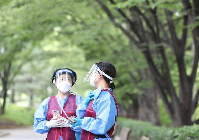 네 번째 여름 맞는 코로나19 선별진료소
    대구연합뉴스 윤관식 기자  절기상 소서를 하루 앞둔 6일 대구에 폭염주의보가 발효된 가운데 대구 달서구 보건소 코로나19 선별진료소에서 관계자들이 얼음조끼와 얼음팩으로 더위를 식히고 있다 202376
    psikynacokr2023-07-06 145219
저작권자 ⓒ 1980-2023 ㈜연합뉴스 무단 전재 재배포 금지저작권자 ⓒ 1980-2023 ㈜연합뉴스 무단 전재 재배포 금지