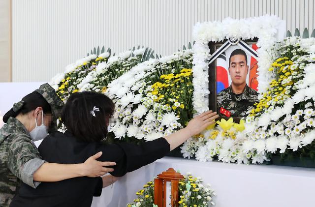 경북 예천 실종자 수색에 투입됐다가 숨진 고 채수근 상병 분향소가 마련된 포항 해병대 1사단 내 김대식관에서 채 상병의 어머니가 아들의 사진을 어루만지며 울고 있다사진연합뉴스