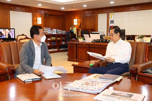 이현재 시장이 한덕수 국무총리에게 K-스타월드 조성사업 지원을 요청하고 있는 모습 사진하남시