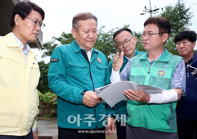 봉화군을 방문한  행안부장관에게 국비 지원을 건의하고 있다 사진경상북도