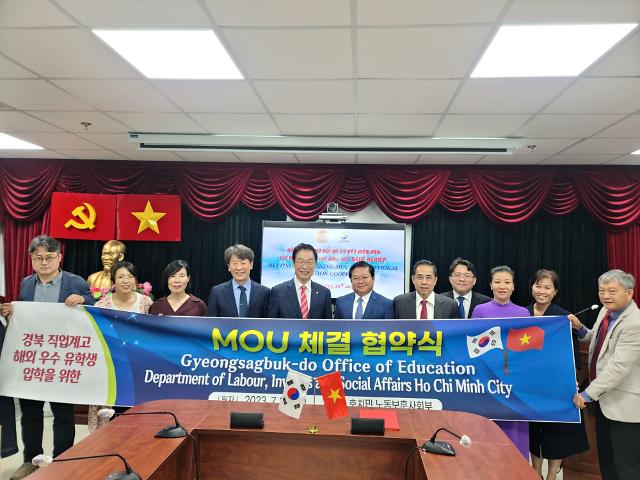 Đoàn công tác của Văn phòng Giáo dục tỉnh Gyeongbuk và các quan chức của Sở Lao động-Thương binh và Xã hội Việt Nam chụp ảnh lưu niệm sau khi ký kết hợp tác ẢnhVăn phòng Giáo dục tỉnh Gyeongbuk