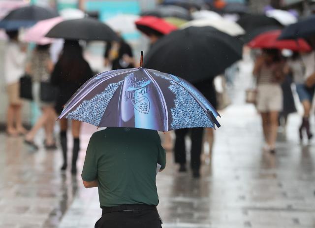 지난 11일 오전 서울 강남구 강남역 인근에 갑자기 소나기가 내리자 시민들이 우산을 쓰고 걸어가고 있다 사진연합뉴스