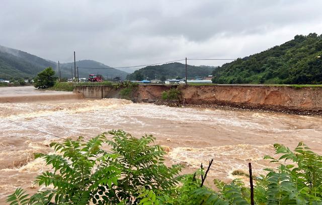 지난 15일 새벽 충청권에 쏟아진 폭우로 충남 청양군 정산면 학암리 하천 둑이 무너져 있다 사진연합뉴스