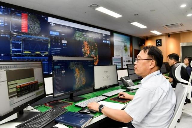 한국전기안전공사 직원이 ‘ESS통합관리시스템’을 이용해 안전현황을 확인하고 있다 사진NHN클라우드