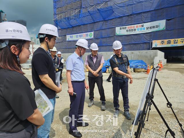 김교흥 하남부시장오른쪽 3번째이 하남 신장동에 건설 중인 종합복지타운 공사지를 방문해 현장을 점검하고 있다 사진하남시