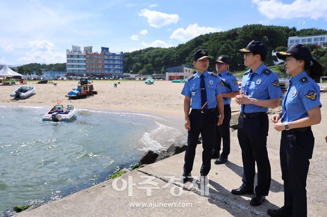 김성종 동해지방해양경찰청장이 낙산해변을 점검하고 있다사진동해지방해양경찰청