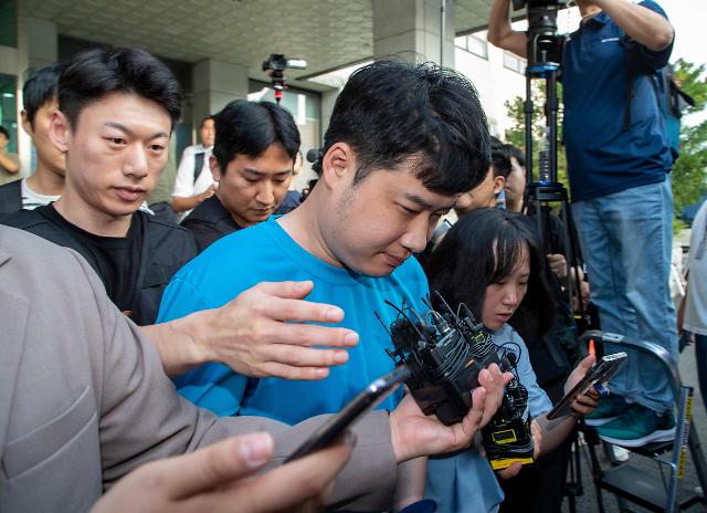 서울 관악구 신림동 거리에서 행인들에게 흉기를 휘둘러 1명을 숨지게 하고 3명에게 중상을 입힌 피의자 조선33이 28일 오전 서울 관악경찰서에서 검찰로 구속 송치되고 있다 사진유대길 기자 dbeorlf123ajunewscom