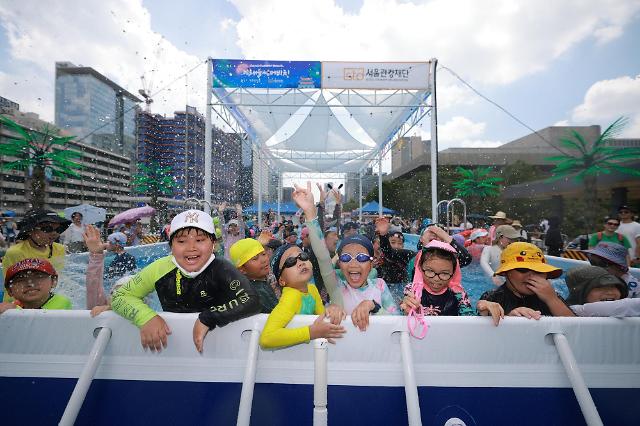  28일 오후 서울 종로구 광화문광장에서 열린 2023 서울썸머비치SEOUL SUMMER BEACH 행사에서 어린이들이 물놀이를 즐기고 있다 20230728사진유대길 기자 dbeorlf123ajunewscom