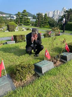 ​Türkiyes deputy social minister attends memorial ceremony at UN Cemetery in Busan