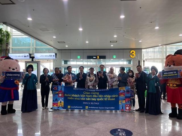 Sự kiện chào đón khách du lịch Việt Nam nhập cảnh vào Hàn Quốc thông qua hệ thống nhập cảnh miễn thị thực đã được tổ chức tại Sân bay Quốc tế Muan ở Jeollanam-do vào ngày 3032023 ẢnhTỉnh Jeonnam
