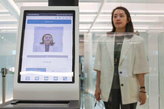 Sân bay Quốc tế Incheon giới thiệu dịch vụ Smart Pass cho phép hàn khách nhanh chóng làm thủ tục xuất cảnh với thông tin nhận dạng khuôn mặt đã đăng ký trước mà không cần kiểm tra hộ chiếu và thẻ lên máy bay ẢnhYonhap News