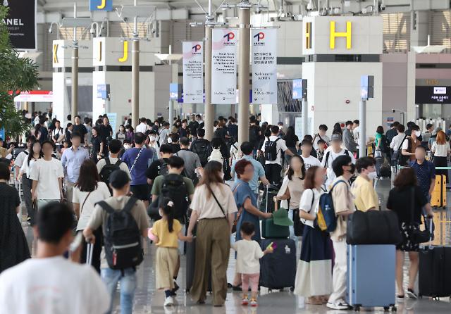 여름 휴가철인 지난 28일 오전 인천국제공항 제1터미널이 이용객으로 붐비고 있다사진연합뉴스