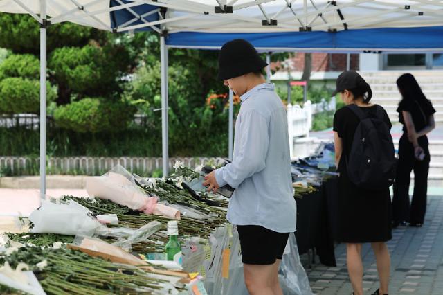 지난 25일 서울 서초구 서이초등학교를 찾은 시민들이 담임교사 A씨를 추모하고 있다 사진연합뉴스