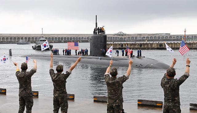 한국 해군 장병들이 24일 제주 해군기지에 입항한 미국 LA급 핵추진잠수함SSN 아나폴리스함을 환영하고 있다 사진해군