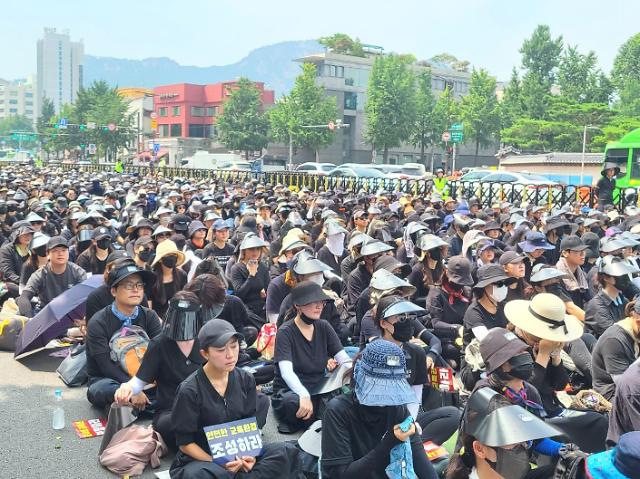 전국에서 모인 교사들이 29일 오후 2시 서울 광화문 정부청사 앞에서 숨진 교사에 대한 추모식 및 공교육 정상화를 위한 집회를 하고 있다 사진신진영 기자