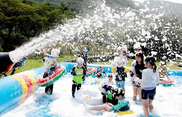 폭염이 이어지는 지난 29일 오후 경남 의령군 서동생활공원 어린이 물놀이장에서 많은 어린이가 여름을 즐기고 있다 사진연합뉴스
