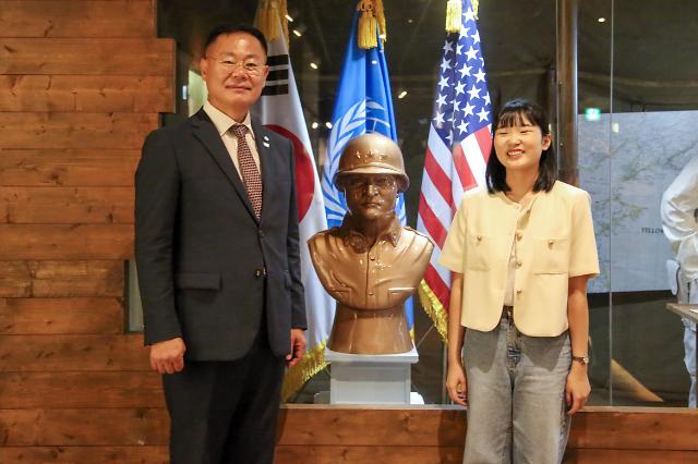 칠곡호국평화기념관에서 열린 워커 장군 흉상제막식에서 축사를 한 이선영북삼중2 학생이 김재욱 칠곡군수와 기념 촬영을 하고 있다사진칠곡군