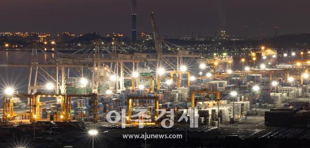 경기도 평택시 평택항 수출 야적장이 환한 불빛을 밝히고 있다 사진유대길 기자 dbeorlf123ajunewscom