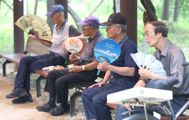 폭염경보 부채
    창원연합뉴스 김동민 기자  창원지역에 폭염경보가 발효된 26일 오후 경남 창원시 마산합포구 3·15해양누리공원에서 시민들이 부채질을 하며 더위를 식히고 있다 2023726
    imageynacokr2023-07-26 154659
저작권자 ⓒ 1980-2023 ㈜연합뉴스 무단 전재 재배포 금지저작권자 ⓒ 1980-2023 ㈜연합뉴스 무단 전재 재배포 금지