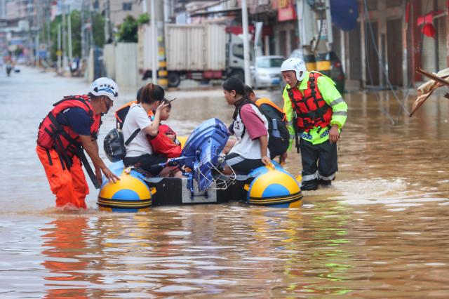 5호 태풍 독수리가 상륙한 푸졘성에서 구조대원들이 시민들을 구조하고 있다사진신화통신연합뉴스