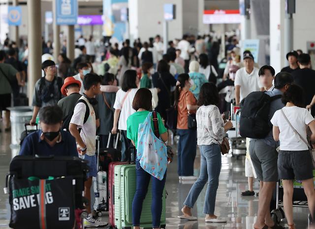 여름 성수기 맞은 인천국제공항 
    영종도연합뉴스 김성민 기자  여름 휴가철인 28일 오전 인천국제공항 제1터미널이 이용객으로 붐비고 있다
    인천국제공항공사는 올해 여름철 성수기 3주간7월25일8월15일 인천공항 이용객이 391만8천855명 하루 평균 17만8천130명이 될 것이라고 전망했다 2023728
    ksm7976ynacokr2023-07-28 131034
저작권자 ⓒ 1980-2023 ㈜연합뉴스 무단 전재 재배포 금지저작권자 ⓒ 1980-2023 ㈜연합뉴스 무단 전재 재배포 금지