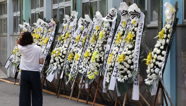 지난 27일 종로구 서울특별시 중부교육지원청 앞에 6개월 전 극단적 선택을 한 서울 사립초등학교 교사 A씨를 추모하는 화환이 놓여있다 사진연합뉴스