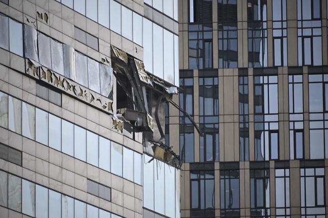 TOPSHOT - A view of a damaged office block of the Moscow International Business Center Moskva City following a reported drone attack in Moscow on July 30 2023 Three Ukrainian drones were downed over Moscow early on July 30 2023 Russias defence ministry said in an attack that briefly shut an international airport While one of the drones was shot down on the citys outskirts two others were suppressed by electronic warfare and smashed into an office complex No one was injured Photo by Alexander NEMENOV  AFP2023-07-30 165211
저작권자 ⓒ 1980-2023 ㈜연합뉴스 무단 전재 재배포 금지undefined