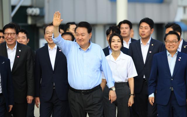  윤석열 대통령과 김건희 여사가 27일 부산 중구 자갈치시장을 찾아 시민들에게 인사하고 있다 사진대통령실