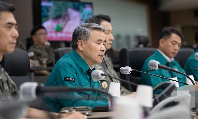 이종섭 국방부 장관이 16일 합참 전투통제실에서 전국적인 집중호우에 따라 합참 및 각 군 지휘부 등 주요 지휘관과 긴급상황 점검회의를 개최 발언하고 있다사진국방부