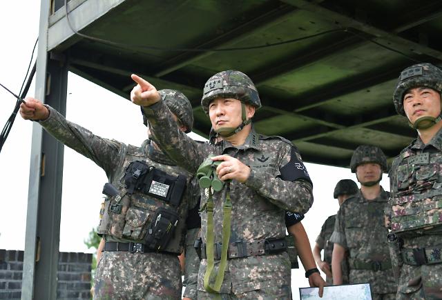 김승겸 합참의장가운데이 5사단 GOP 관망대에서 결전태세 현장지도를 실시하고 실전적 전투준비와 전투수행훈련을 통해 적 도발 시 압도적 대응으로 가차없이 응징할 것을 지시했다사진합동참모본부